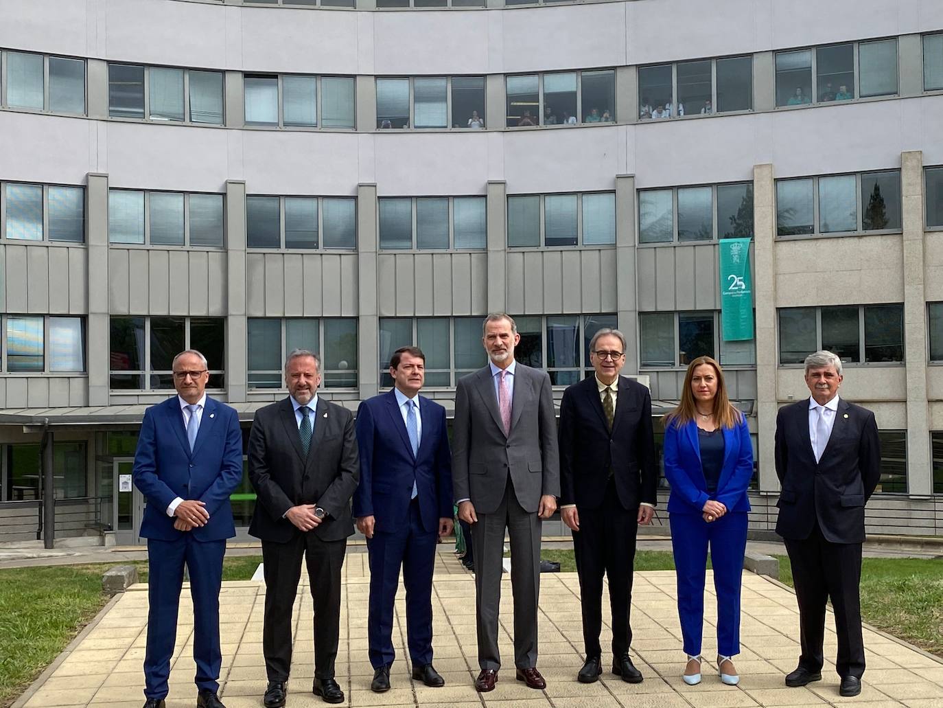 El rey Felipe VI ante el Campus de Ponferradda junto al presidente de la Junta, el alcalde, el ministro de Universidades, la delegada del Gobierno y el rector de la ULE.