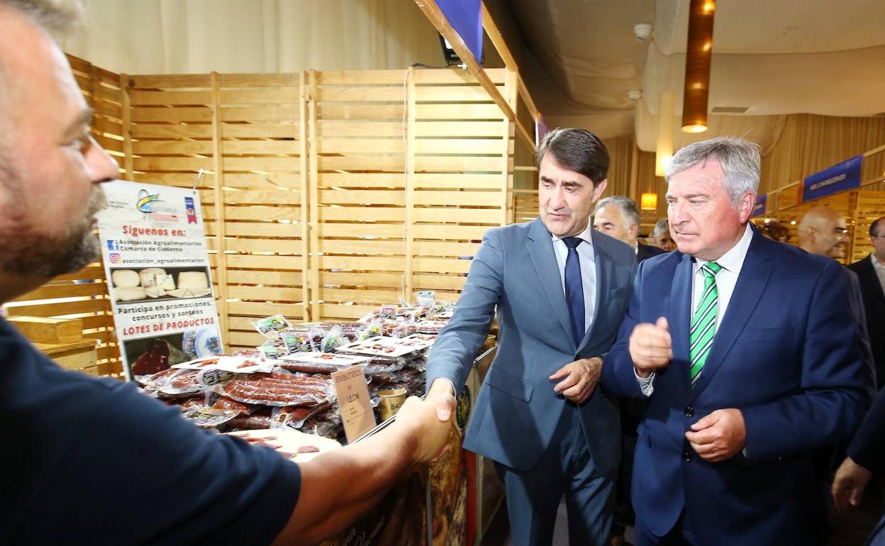 El consejero de Medio Ambiente y el alcalde de Carracedelo, durante su visita a la Feria Agroalimentaria.