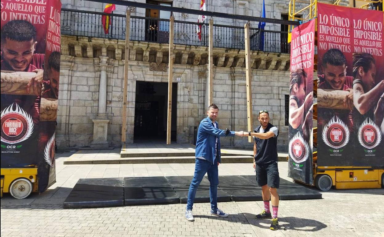 El concejal de Deportes, Iván Castrillo, y el organizador, Rubén Morán, presentaron la Farinato Race 2022 en la plaza del Ayuntamiento de Ponferrada.