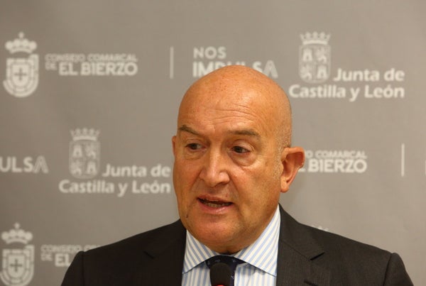 El consejero de la Presidencia visita el Consejo Comarcal del Bierzo.