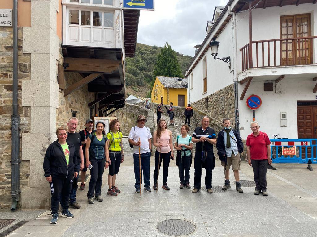 Fotos: La delegada de la Junta realiza la primera etapa del Camino en el Bierzo