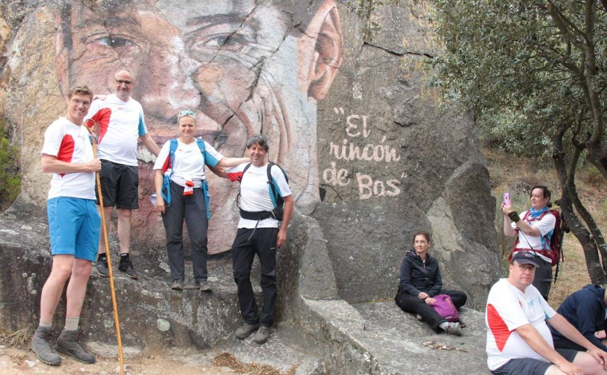 Bas Van de Goor, junto al alcalde de Ponferrada y otros participantes en la ruta.