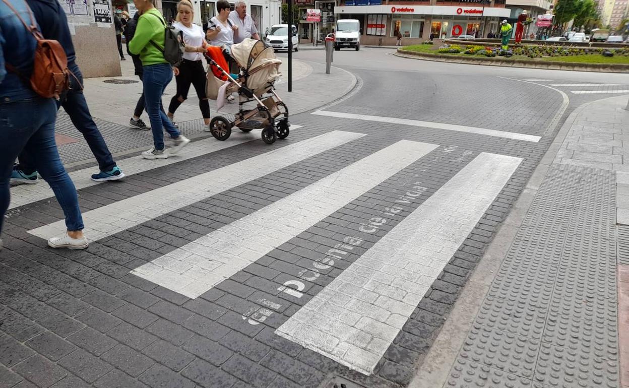 Paso de peatones con frase poética situado en la plaza de Lazúrtegui de Ponferrada.