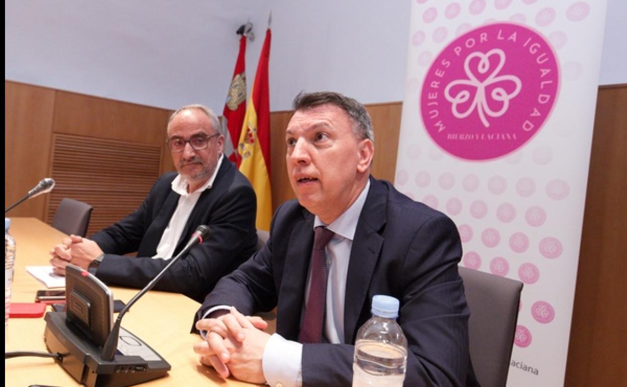 El alcalde de Ponferrada, Olegario Ramón (I), recibe la visita del jurista y magistrado Joaquín Bosch (D), que participa en la Universidad Feminista de la capital berciana.