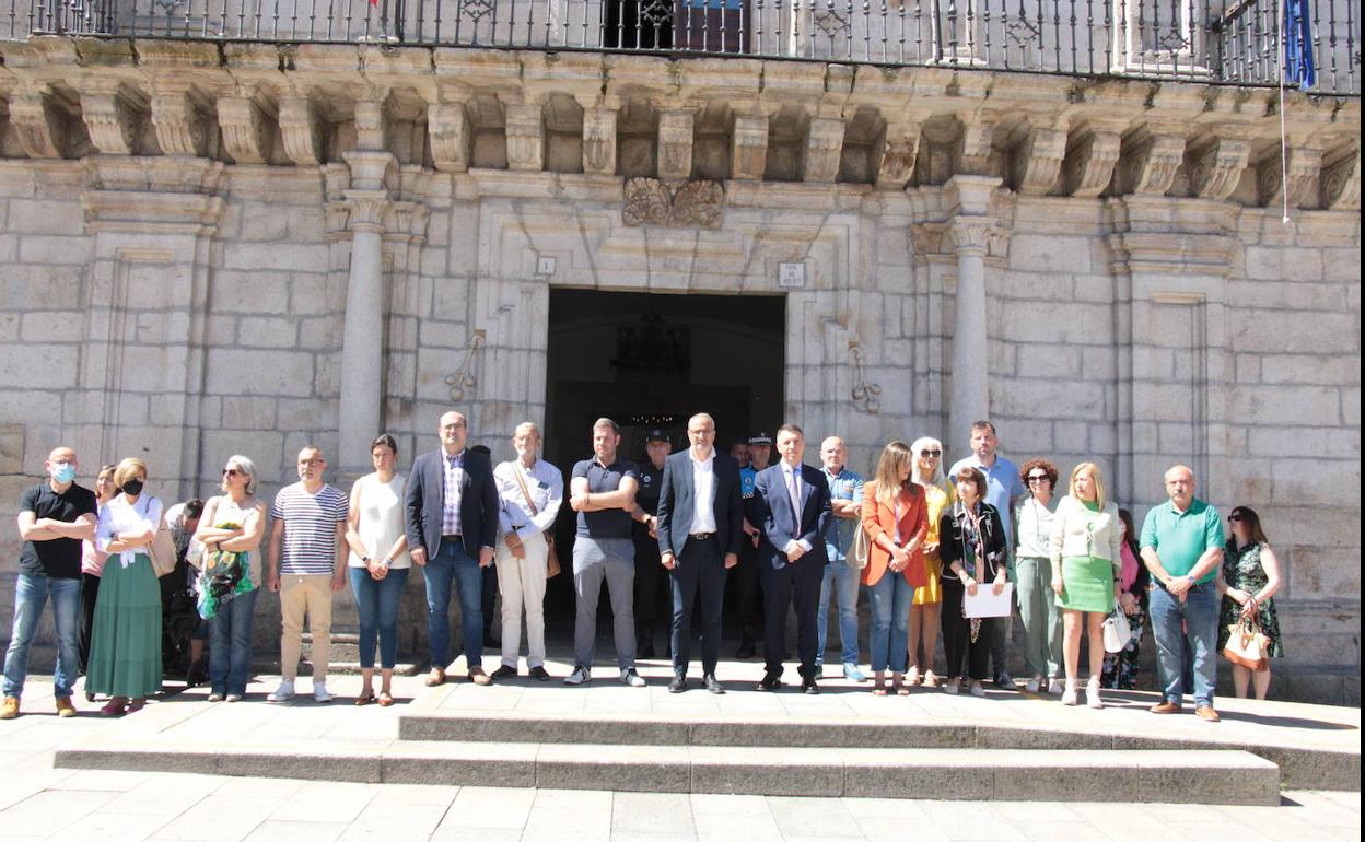 Minuto de silencio ante el Ayuntamiento de Ponferrada.