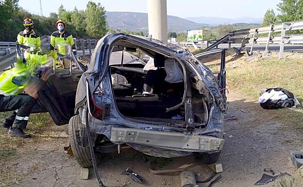 Estado del vehículo tras el impacto contra el pilar del puente. 