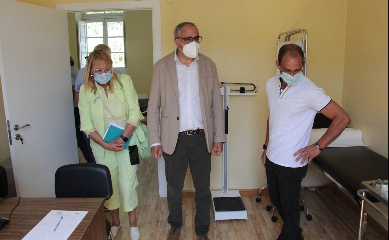 El alcalde de Ponferrada y la concejala de Obras presentaron las obras de remodelación del consultorio médico de Villanueva de Valdueza.