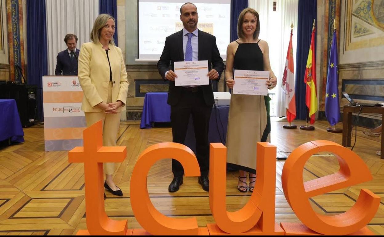 Los responsables del proyecto 'Treealert' recogen el galardón.