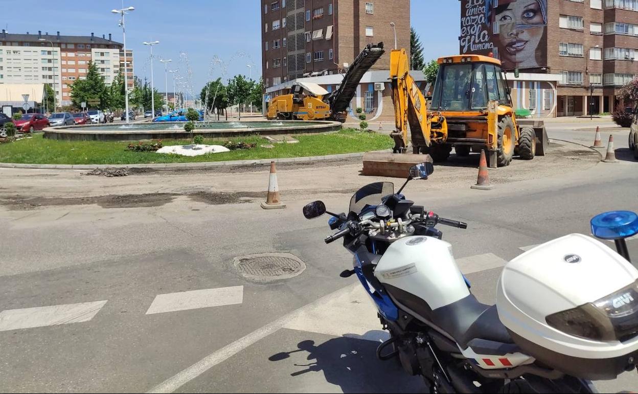 Inicio de las obras de pavimentación de la glorieta del IESVE en Ponferrada.