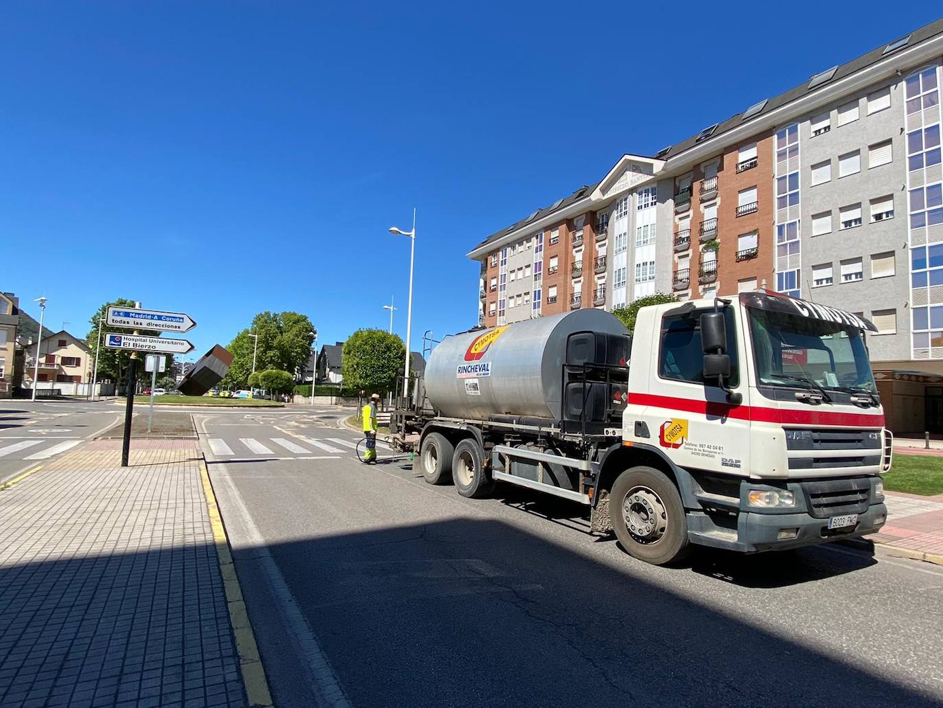 Ponferrada regenera el asfalto en puntos neurálgicos de la ciudad.