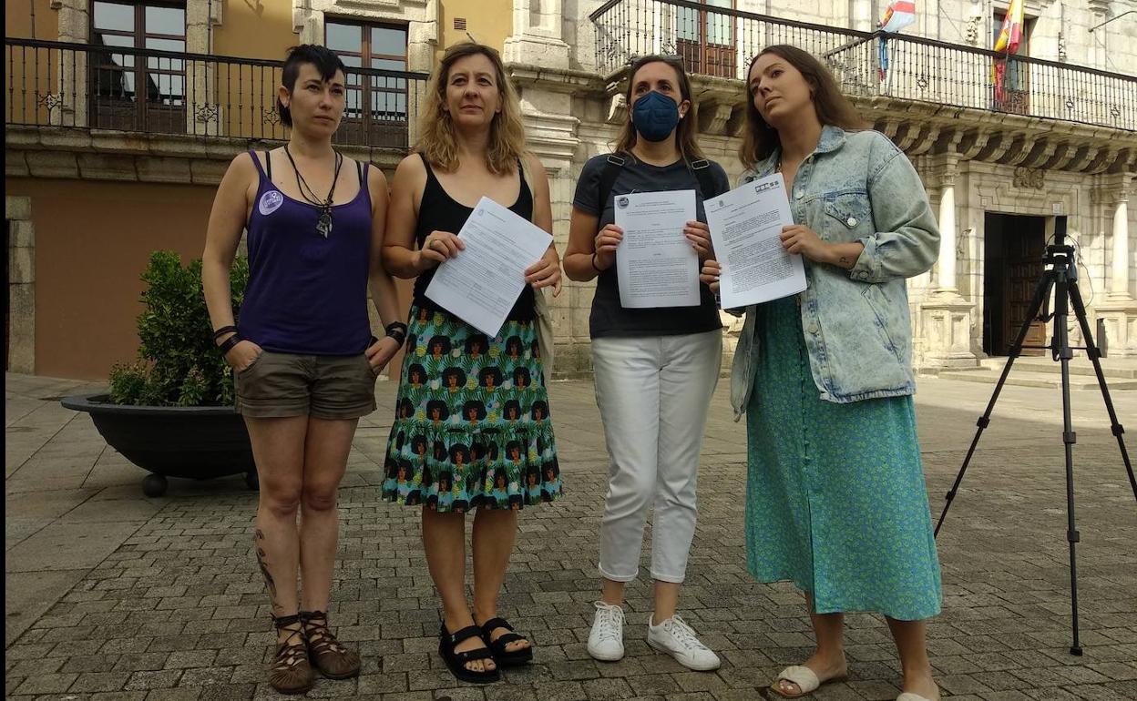 Representantes de la Asociación Feministas Bercianas, este jueves ante el Ayuntamiento de Ponferrada.