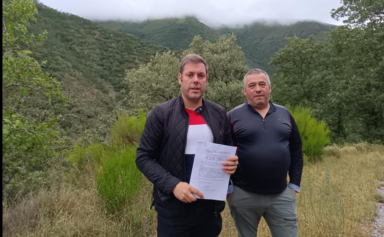 El concejal de Medio Rural, Iván Alonso, y el alcalde de barrio de Compludo, Tomás García.