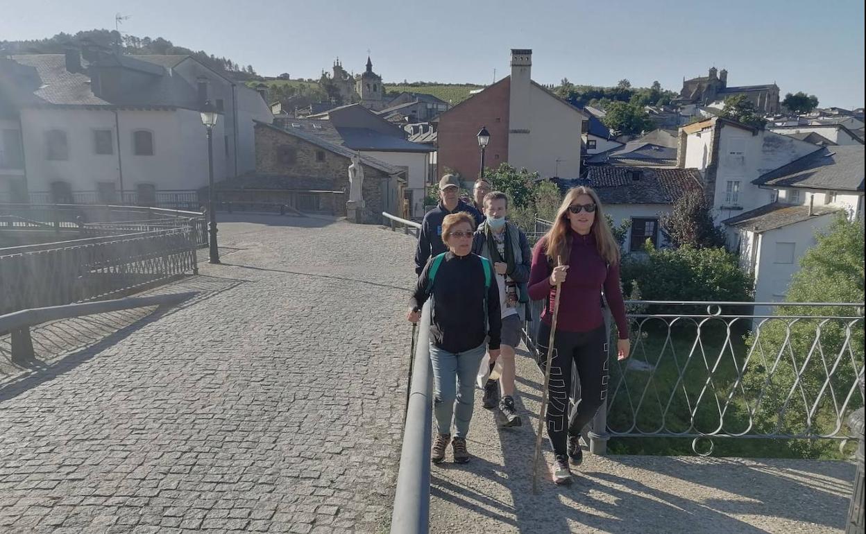 La delegada territorial sale desde Villafranca en la penúltima etapa del Camino en el Bierzo.