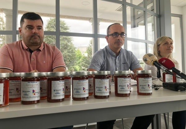 La presidenta de Apícola del Bierzo junto al director de Cementos Cosmos y el secretario del comité de empresa, Juan José González, en la presentación. 