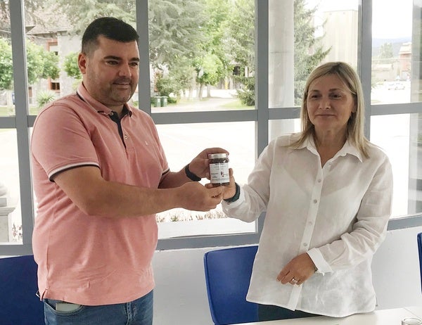 La presidenta de Apícola del Bierzo junto al presidente del comité de Cementos Cosmos. 