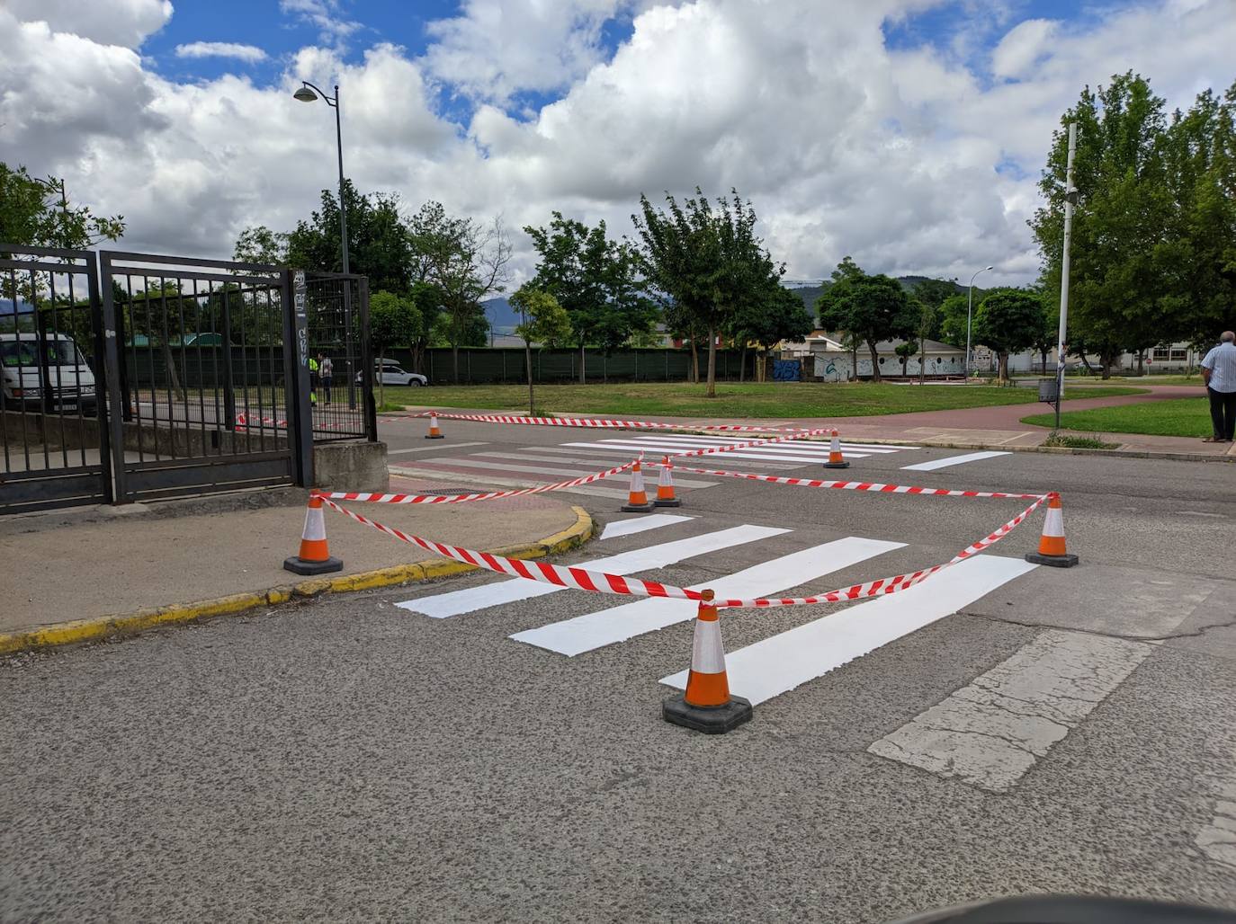 Pintado de pasos de peatones en el barrio de Compostilla.