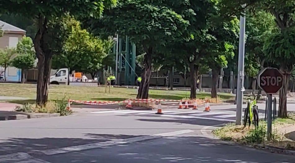 Pintado de pasos de peatones en el barrio de Compostilla.