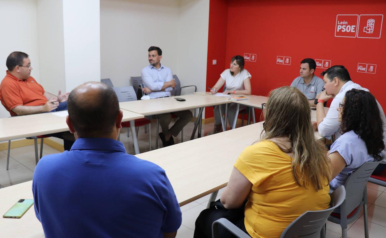 Imagen de la reunión entre miembros de la Ejecutiva, integrantes de la Junta Vecinal de Santa Cruz del Sil y del Club Xeitu.