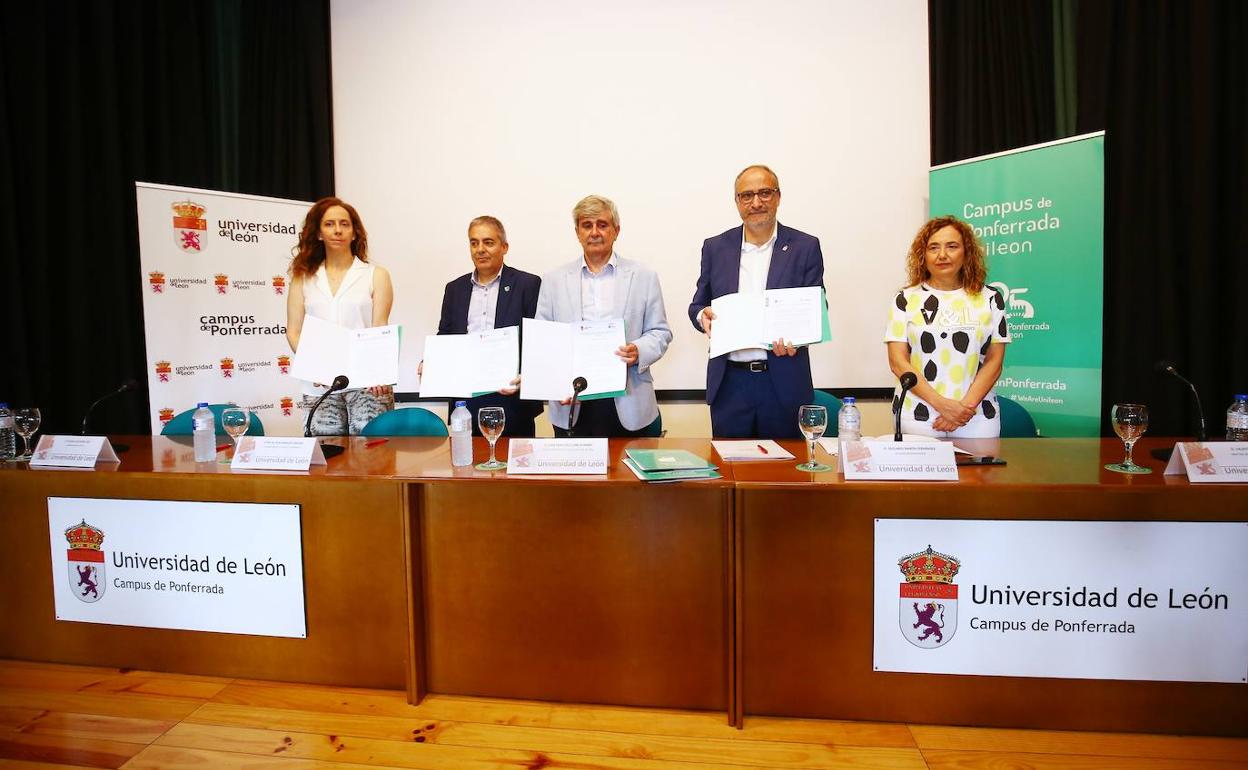 Imagen de la firma de los convenios.