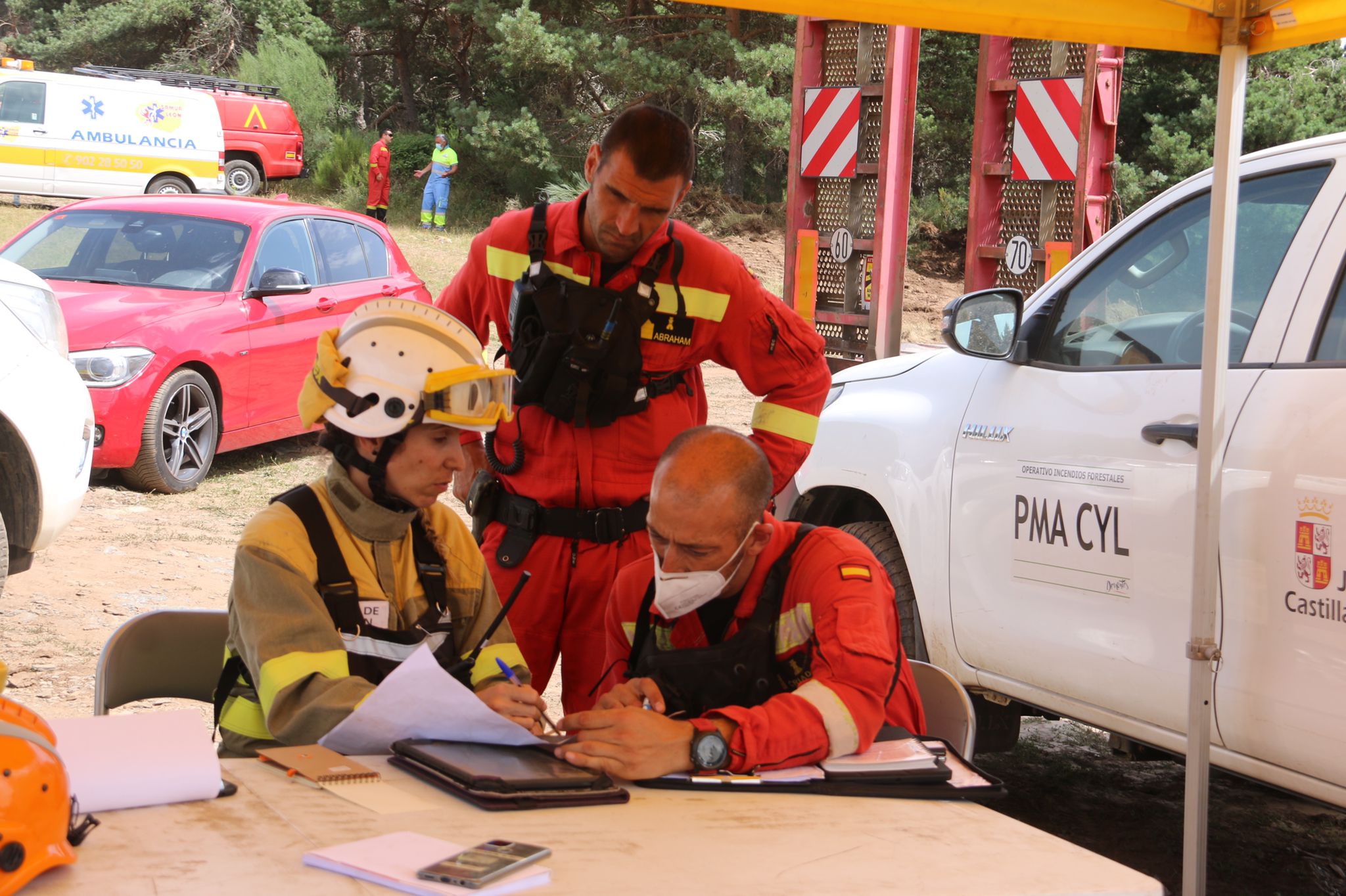 Un grupo de la UME se desplaza a El Bierzo para analizar la situación del incendio de Montes de Valdueza.