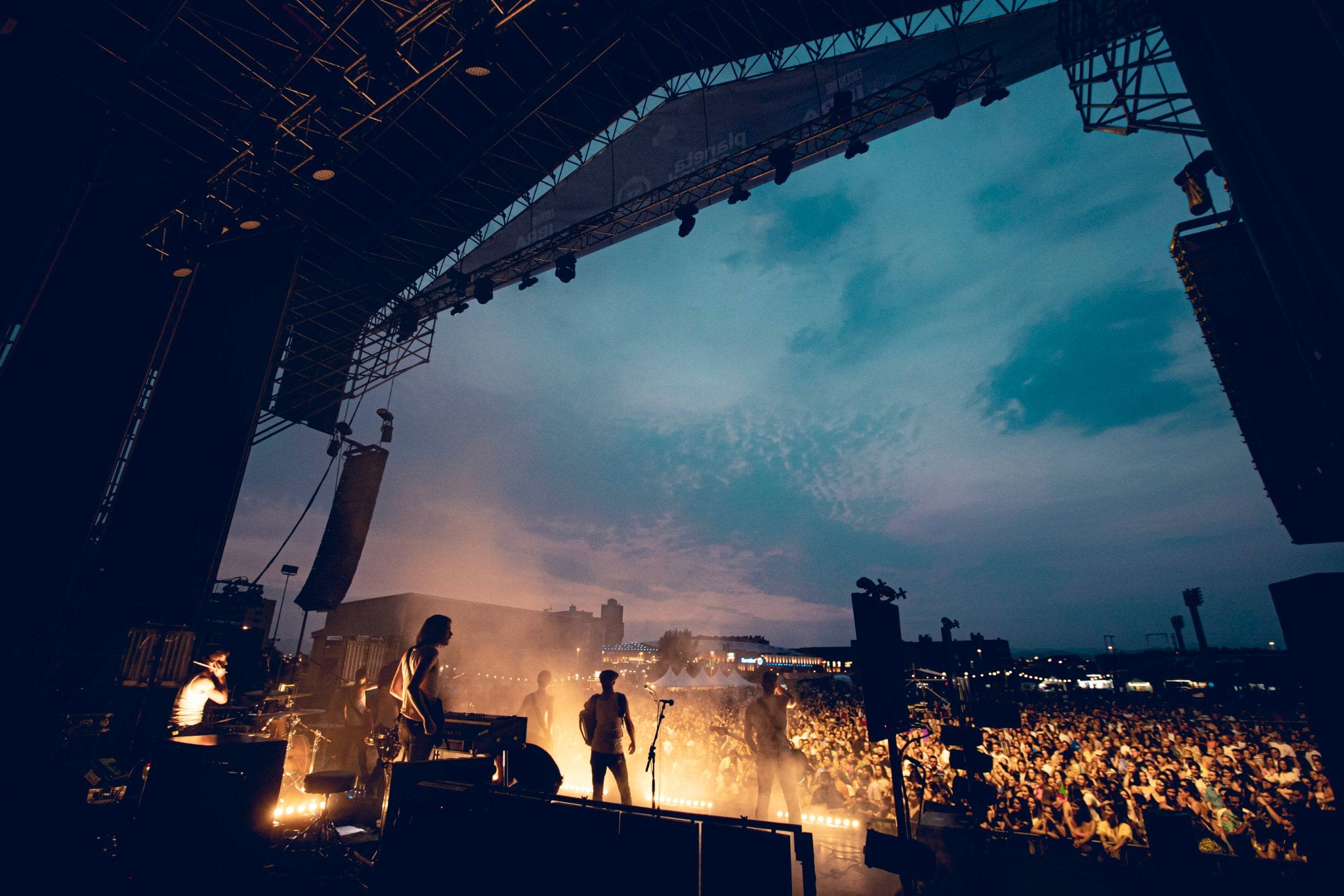 Más de 20 grupos de música, entre los que destacan Lori Meyers, La M.O.D.A, Dorian y Sidonie, han pasado por los tres escenarios ubicados en el Estadio Colomán Trabado, la Plaza del Ayuntamiento y el Boulevard de La Rosaleda.