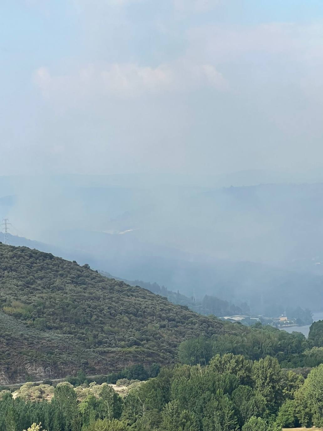Fotos: Incendio en Galicia que amenaza Puente de Domingo Flórez