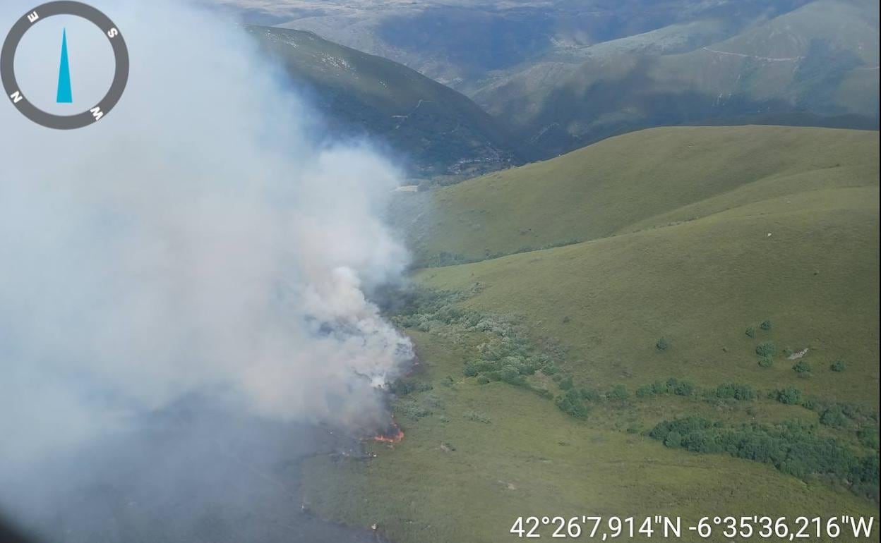 Imagen del incendio en Montes de Valdueza.