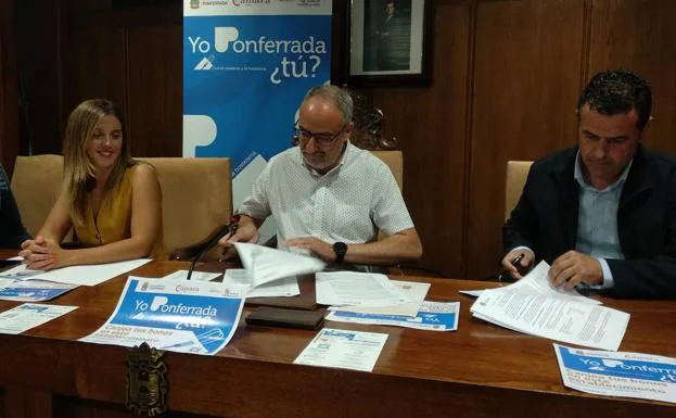 Lorena Valle, Olegario Ramón y Javier Morán, en la firma del acuerdo. 