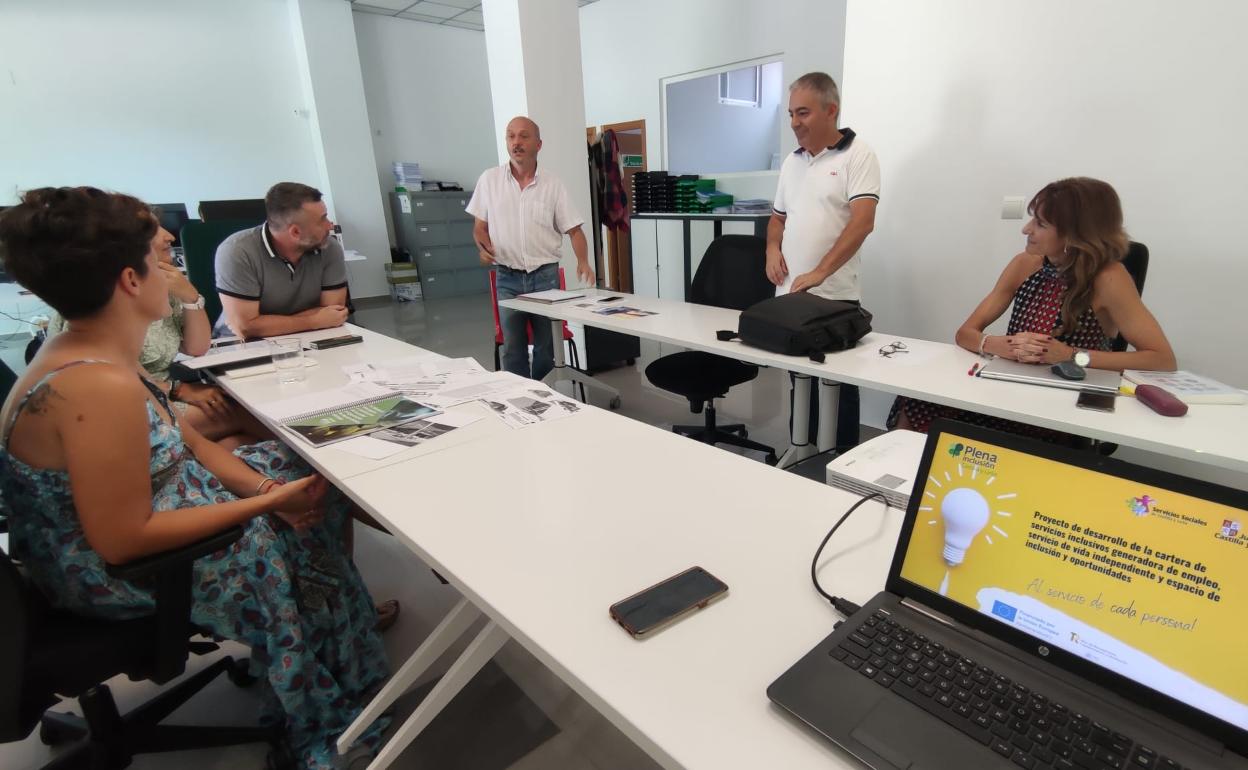El director general de Asprona Bierzo, Valentín Barrio (C), en una reunión para abordar los microproyectos que se ejecutarán con fondos 'Next Generation'.