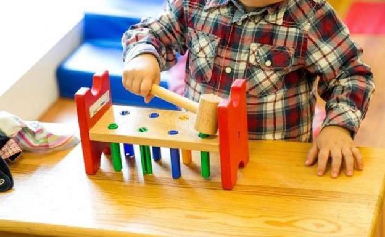 Un niño juega en una guardería.