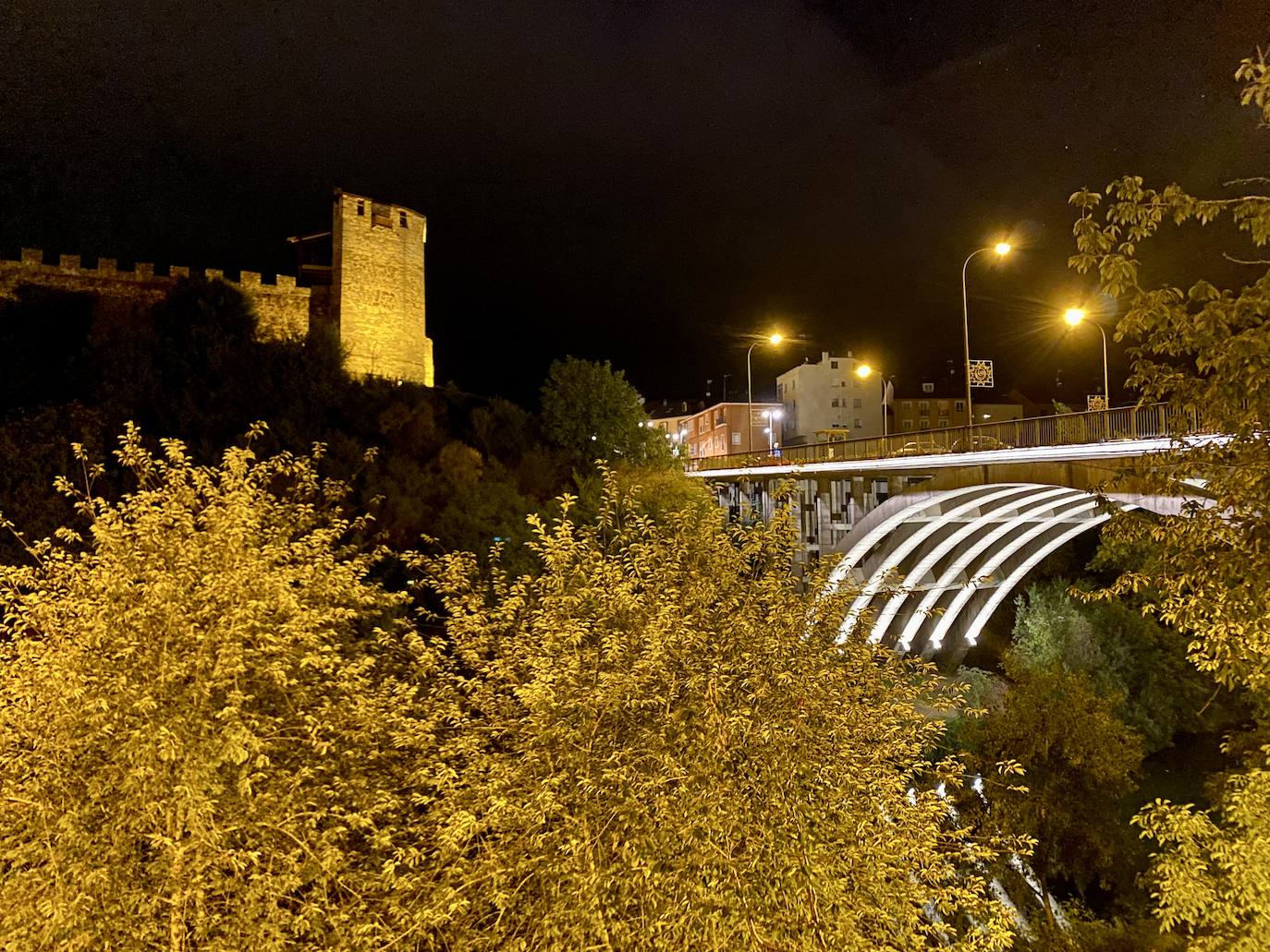 Fotos: El puente García Ojeda estrena alumbrado