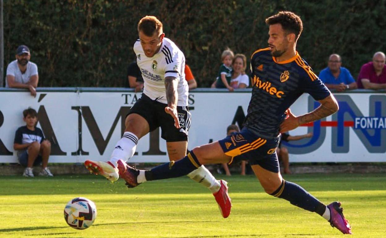 Imagen de un partido entre la Deportiva y el Burgos esta pretemporada.