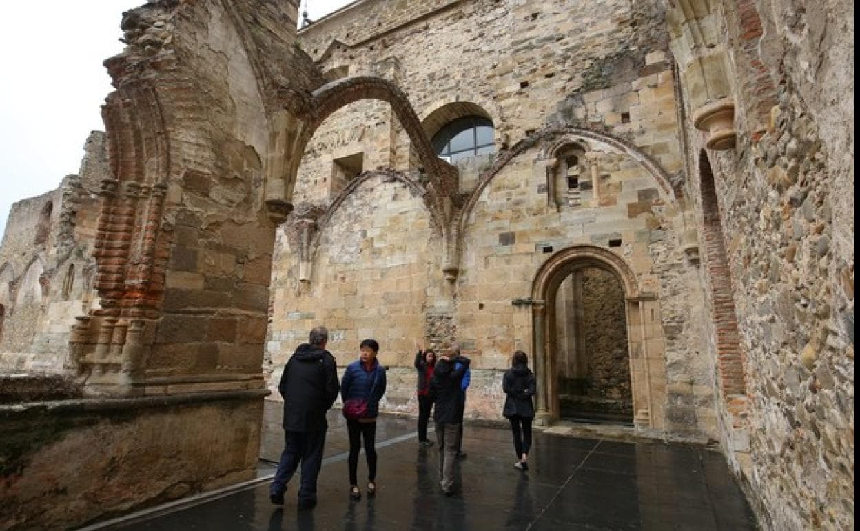 Turistas en el monasterio de Carracedo. 