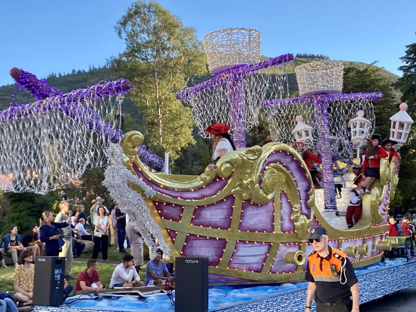 Fotos: Desfile de carrozas en las fiestas de la Encina