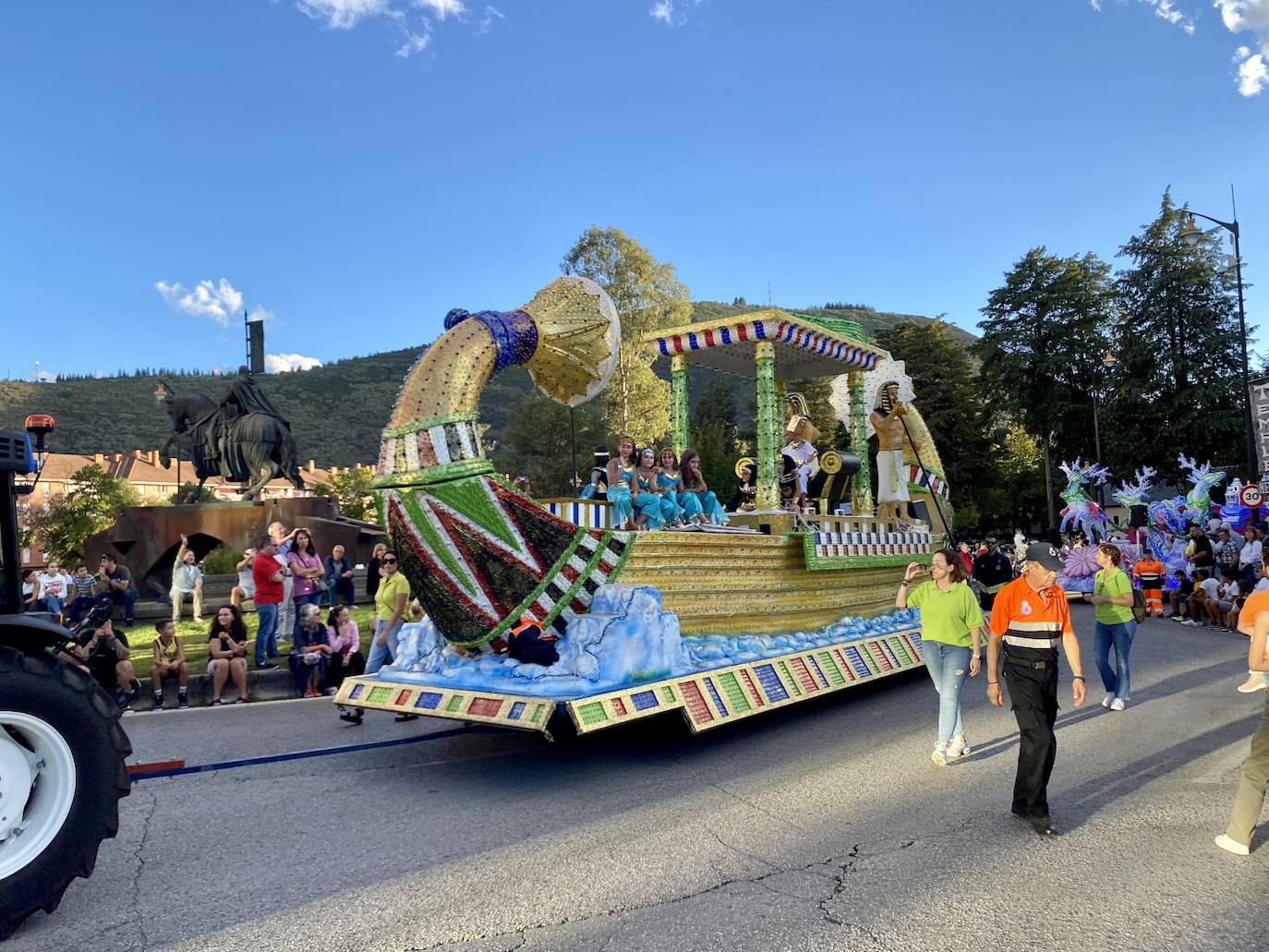 Fotos: Desfile de carrozas en las fiestas de la Encina