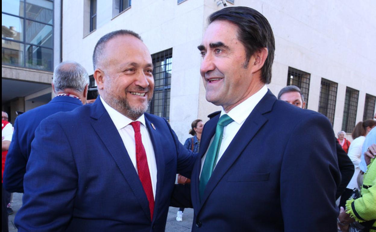 El consejero de Medio Ambiente de la Junta (D) saluda al presidente del Consejo Comarcal en el Día del Bierzo en Ponferrada. 