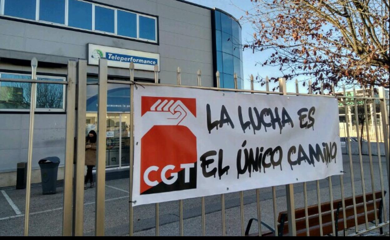 Pancarta reivindicativa de CGT a las puertas de Teleperformance en Ponferrada.