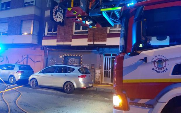 El fuego se produjo en un piso situado en el número 19 de la calle Conde de los Gaitanes, en el barrio del Temple.