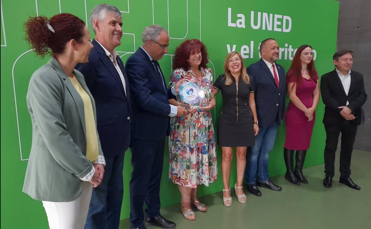 AFA Bierzo reconoce a el Centro Asociado de la Uned de Ponferrada como 'Entidad Amigable con el Alzheimer'.