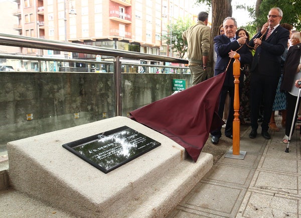 Inauguración de la placa en homenaje al presidente del Banco de Alimentos del Sil, Damián Tascón.