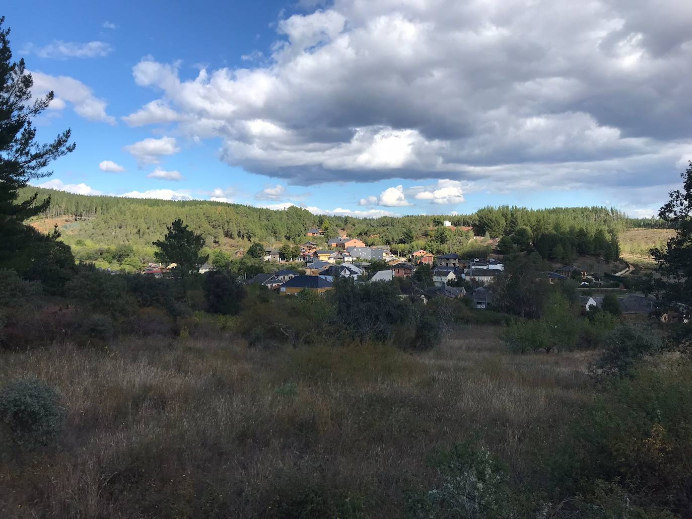 Imagen secundaria 2 - Imágenes del pueblo Berciano y su bosque. 