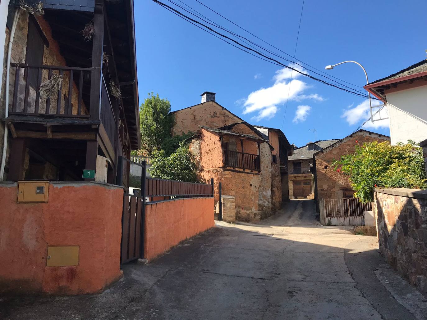 Imagen principal - Imágenes del pueblo Berciano y su bosque. 