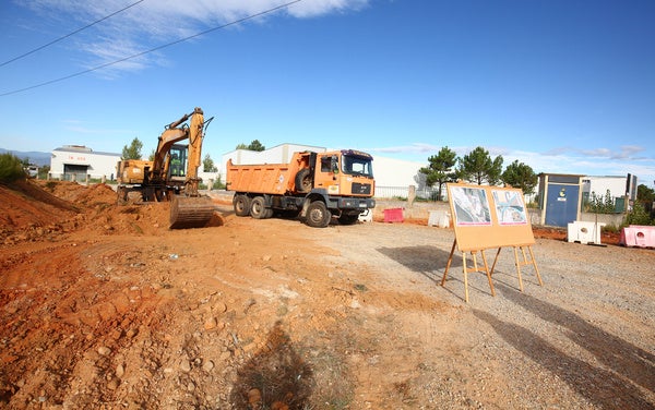 El alcalde de Ponferrada, en el inicio de las obras de acondicionamiento de los viales del polígono de la Llanada.