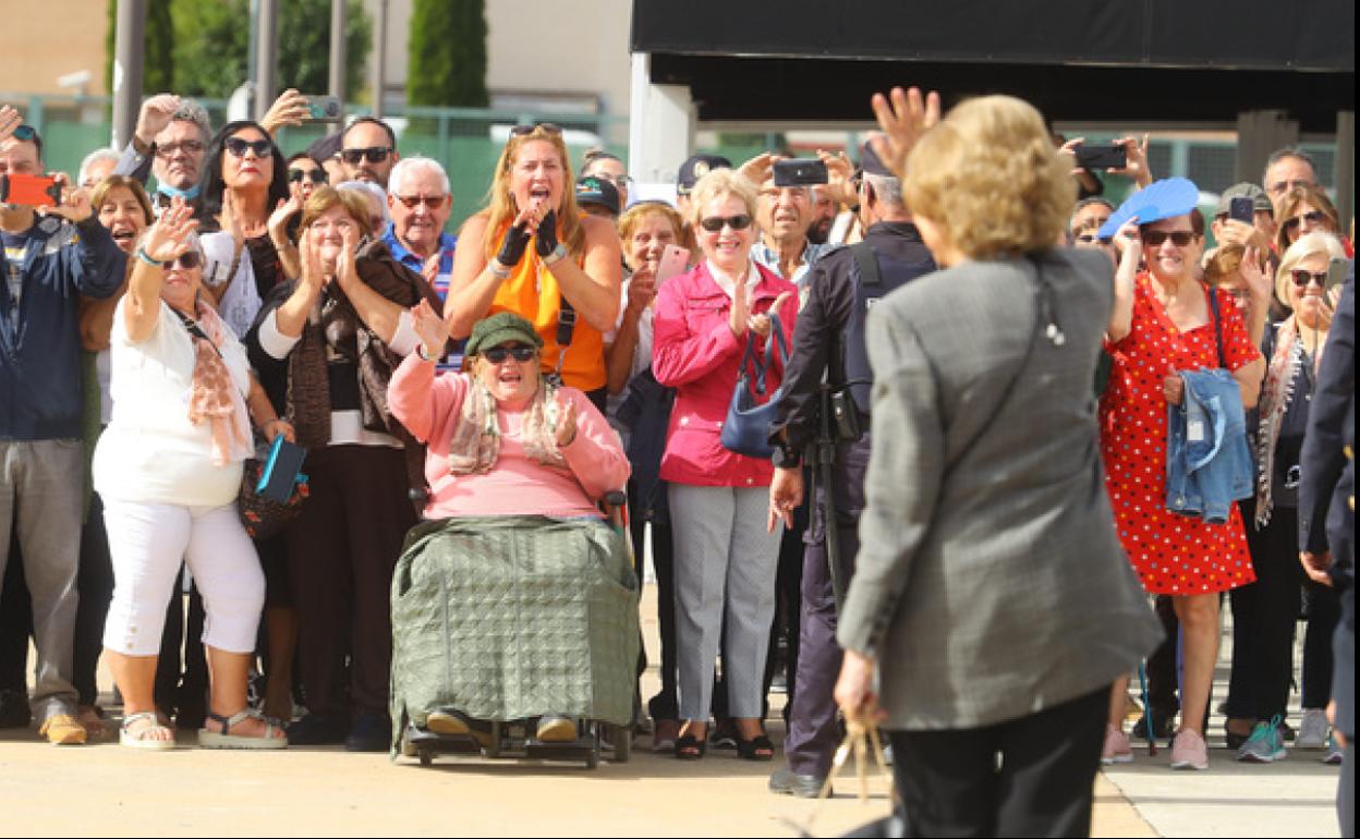 La reina emérita Doña Sofía saluda a los ponferradinos que la esperaban ante la sede del BAS en El Toralín.