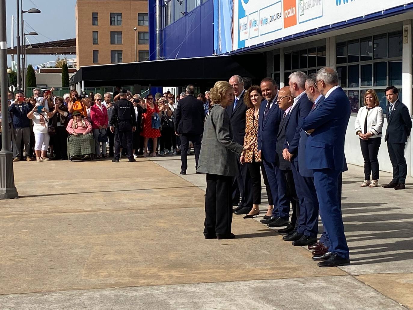 La reina emérita Doña Sofía visita el Banco de Alimentos del Sil en Ponferrada.