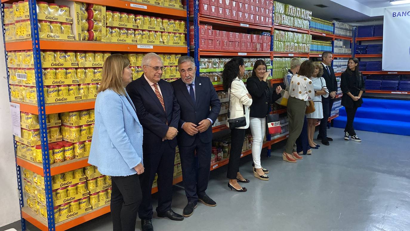 La reina emérita Doña Sofía visita el Banco de Alimentos del Sil en Ponferrada.