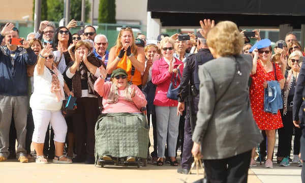 La reina emérita Doña Sofía visita el Banco de Alimentos del Sil en Ponferrada.