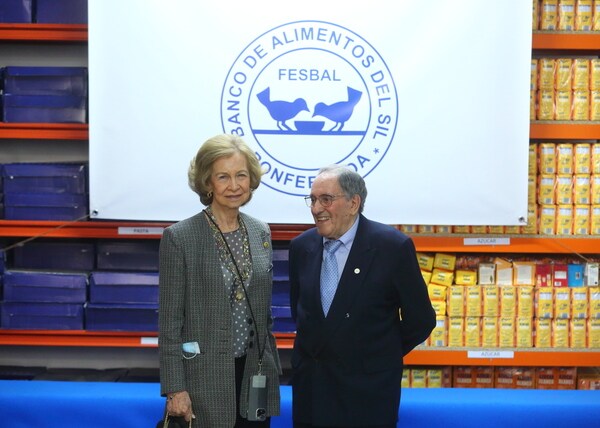 La reina emérita Doña Sofía visita el Banco de Alimentos del Sil en Ponferrada. 