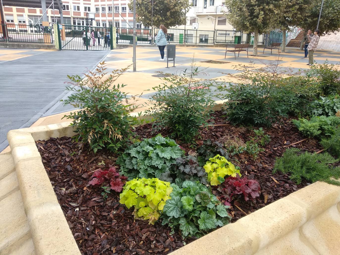 Inauguración de las obras de remodelación de la plaza situada junto al colegio Navaliegos de Ponferrada.