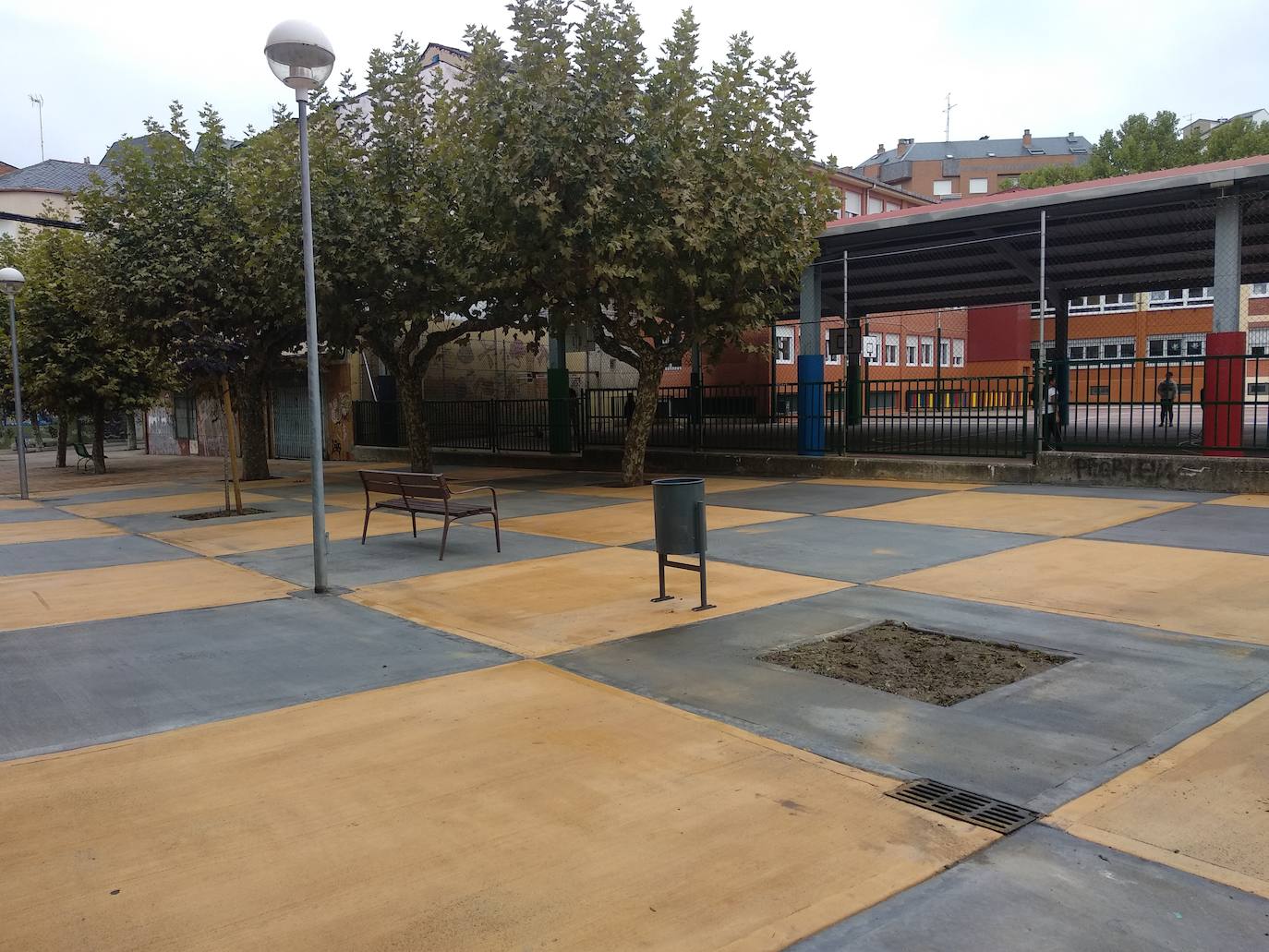 Inauguración de las obras de remodelación de la plaza situada junto al colegio Navaliegos de Ponferrada.